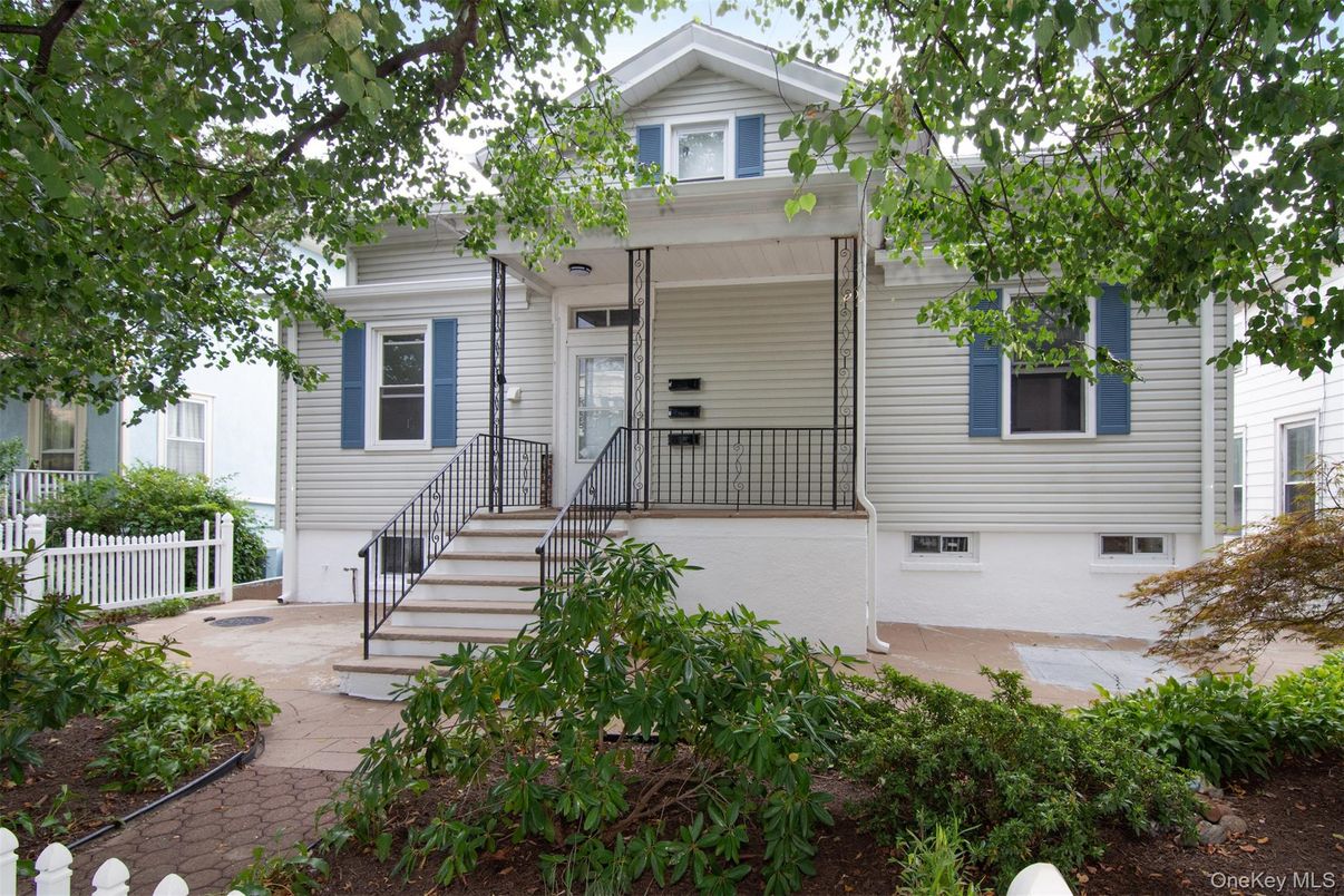 Exterior, Facade, Raised Ranch
