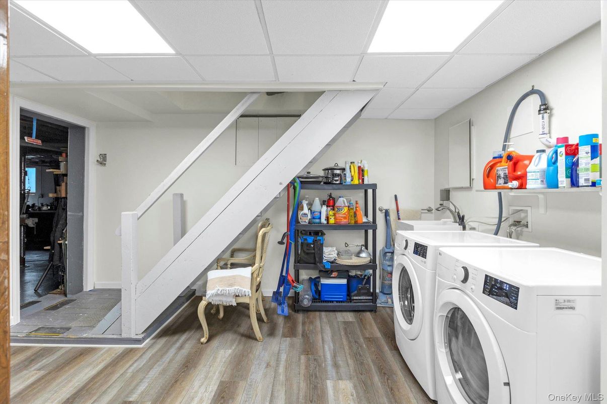 Interior, Washer, Wood Texture Flooring