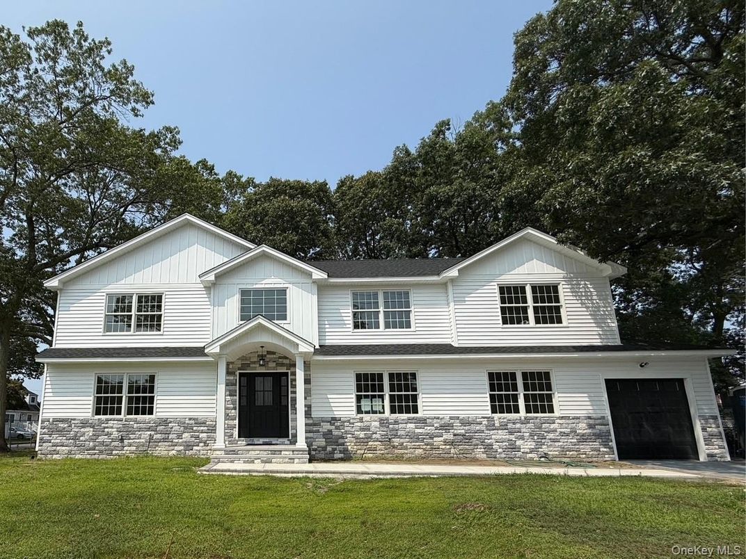 Attached, Exterior, Facade, Farmhouse