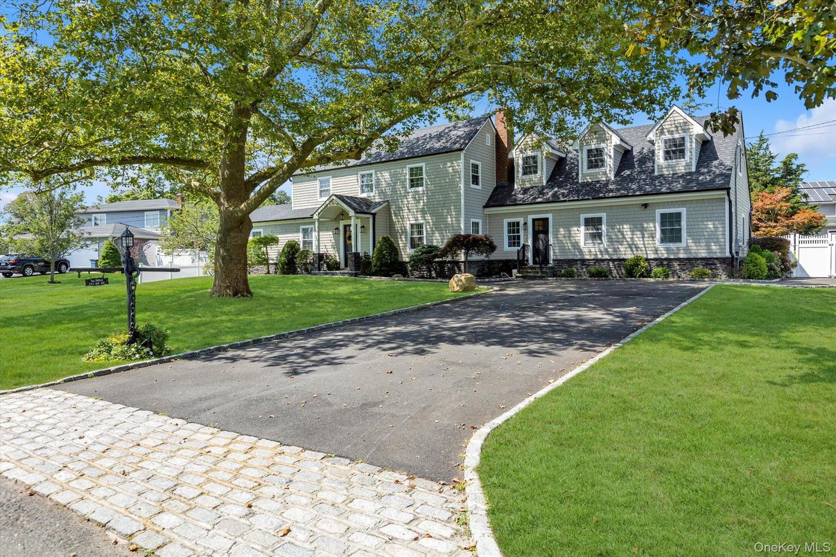 Exterior, Facade, Cape Cod
