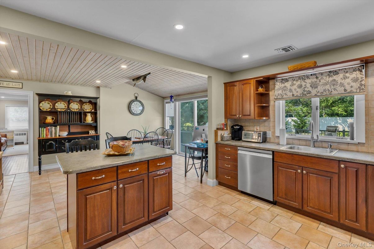 Dining room, Interior, Kitchen, Recessed Lighting, Stainless Steel Appliances