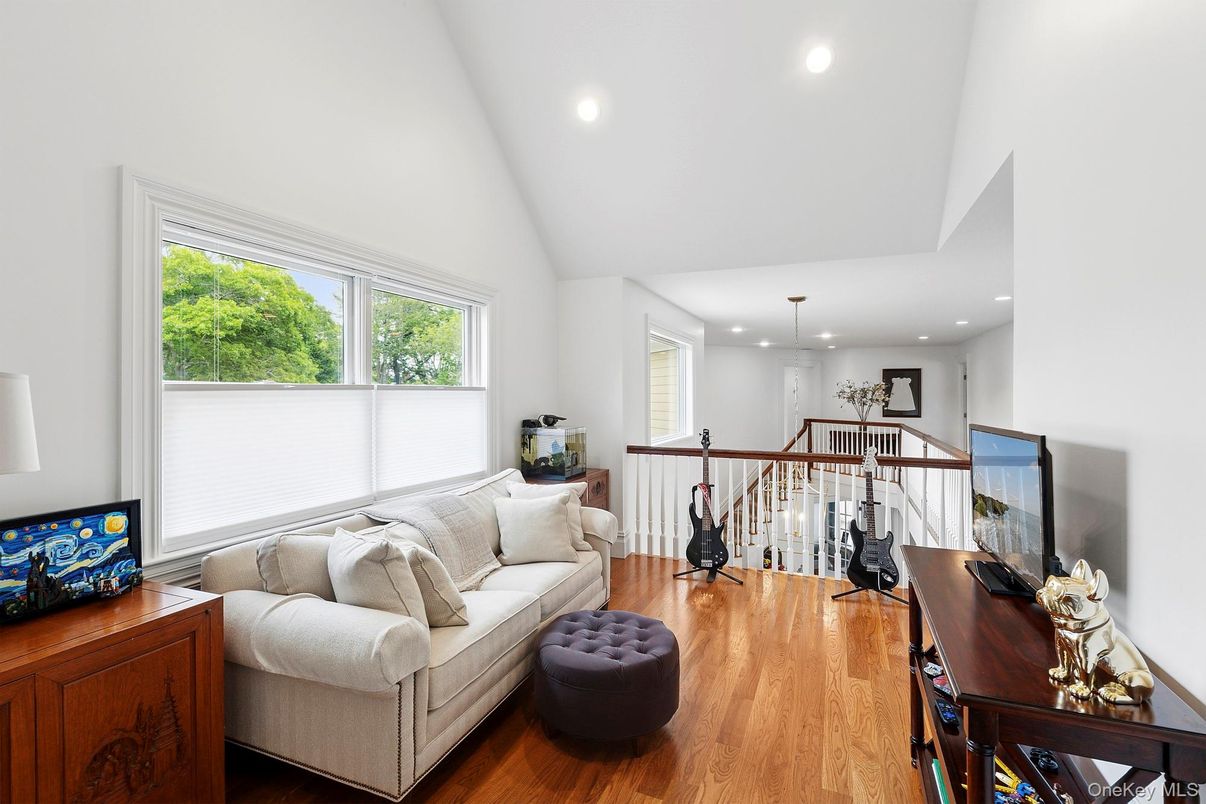 Interior, Living room, Pendant Lights, Recessed Lighting, Wood Texture Flooring