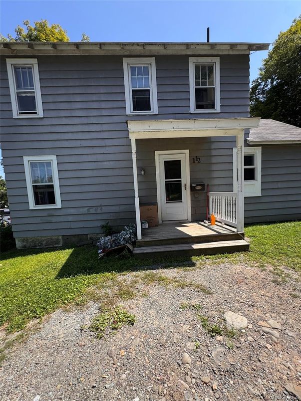 Exterior, Facade, Raised Ranch