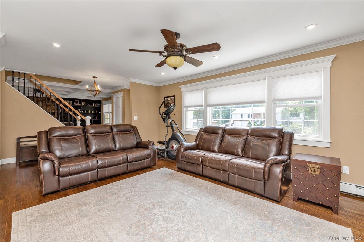 Fitness Equipment, Interior, Living room, Recessed Lighting, Wood Texture Flooring