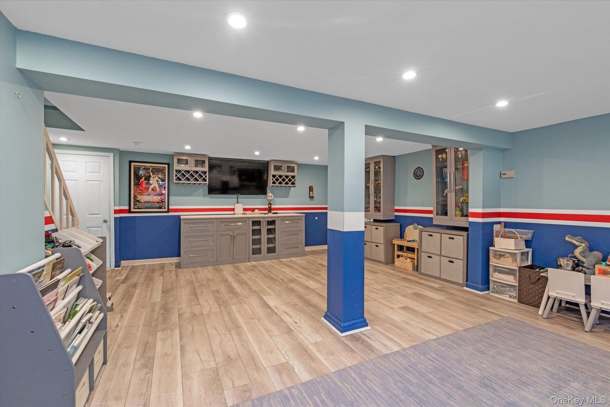 Interior, Recessed Lighting, Wood Texture Flooring