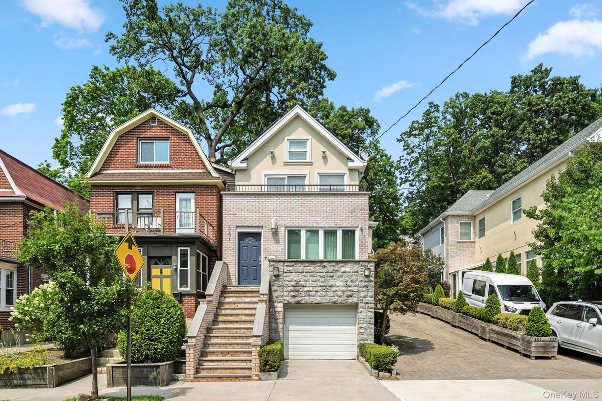 Attached, Exterior, Facade, Brick Facade, Queen Anne Victorian