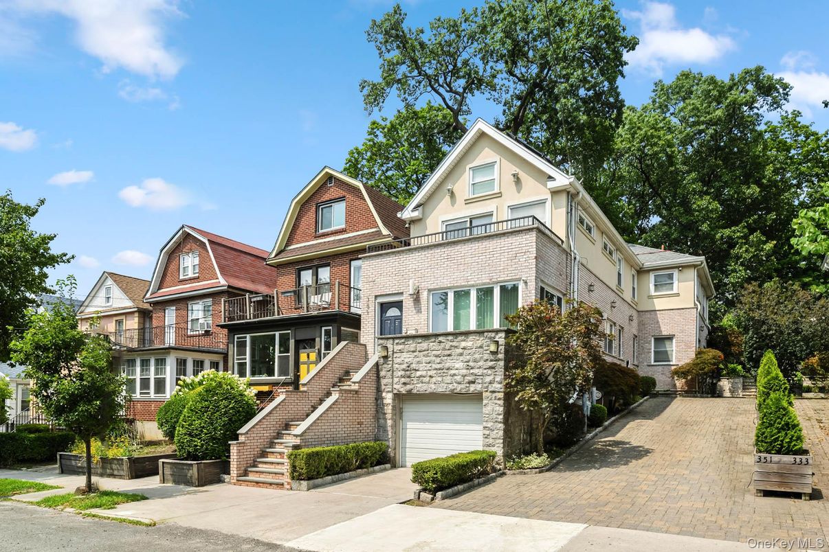 Attached, Exterior, Facade, Brick Facade, Queen Anne Victorian