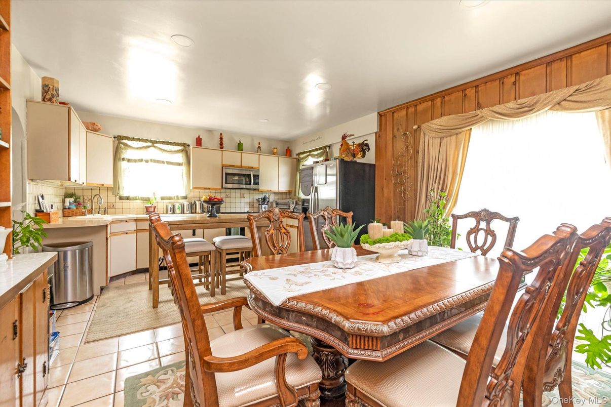 Dining room, Interior, Kitchen, Recessed Lighting, Stainless Steel Appliances