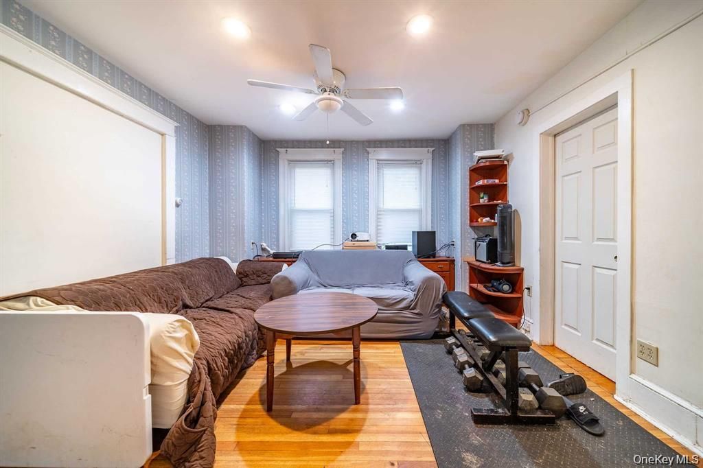 Fitness Equipment, Interior, Living room, Recessed Lighting, Wood Texture Flooring