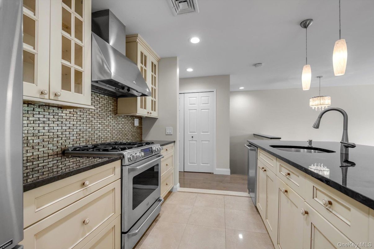 Interior, Kitchen, Pendant Lights, Recessed Lighting, Stainless Steel Appliances