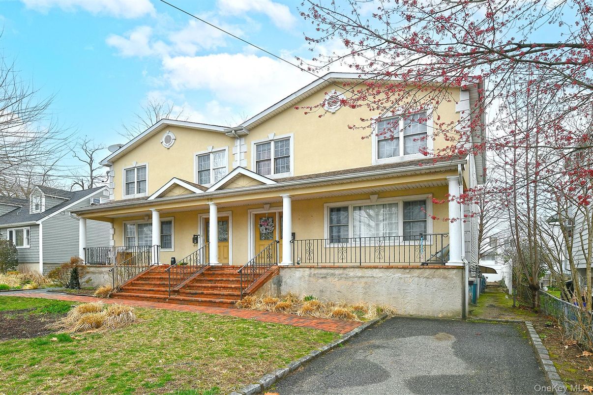 Exterior, Facade, American Foursquare