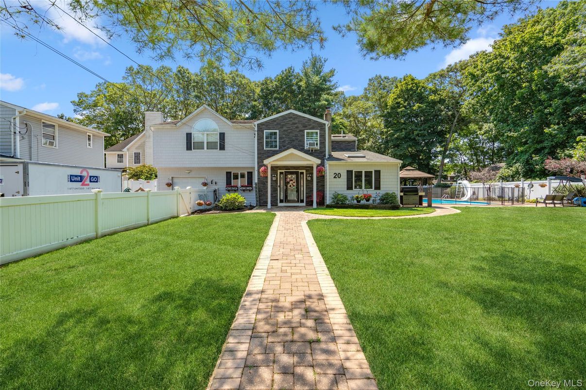 Backyard, Exterior, Facade, Raised Ranch