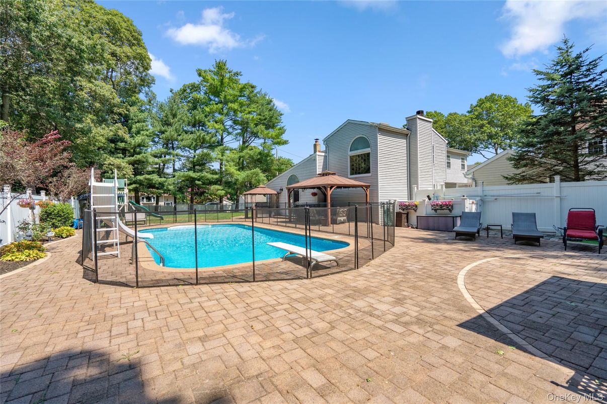 Exterior, Playground, Pool
