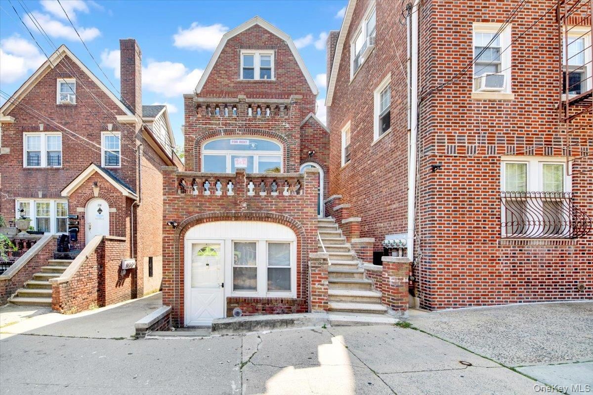 Exterior, Facade, Brick Facade, Rowhouse