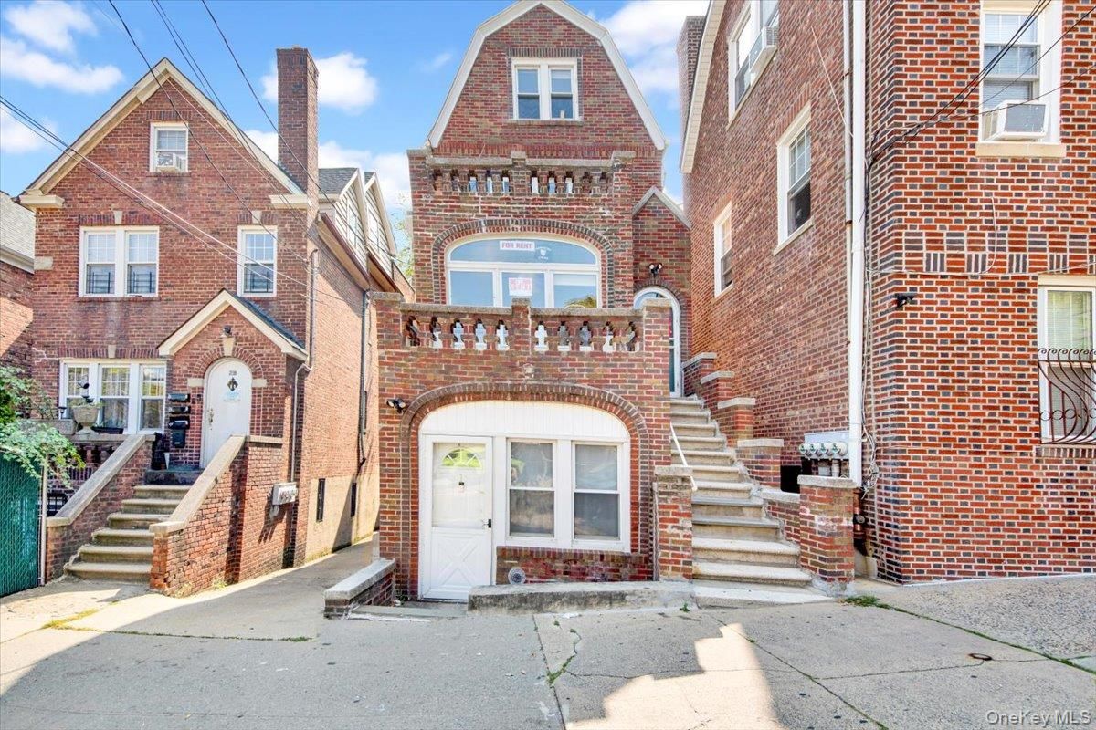 Exterior, Facade, Brick Facade, Rowhouse