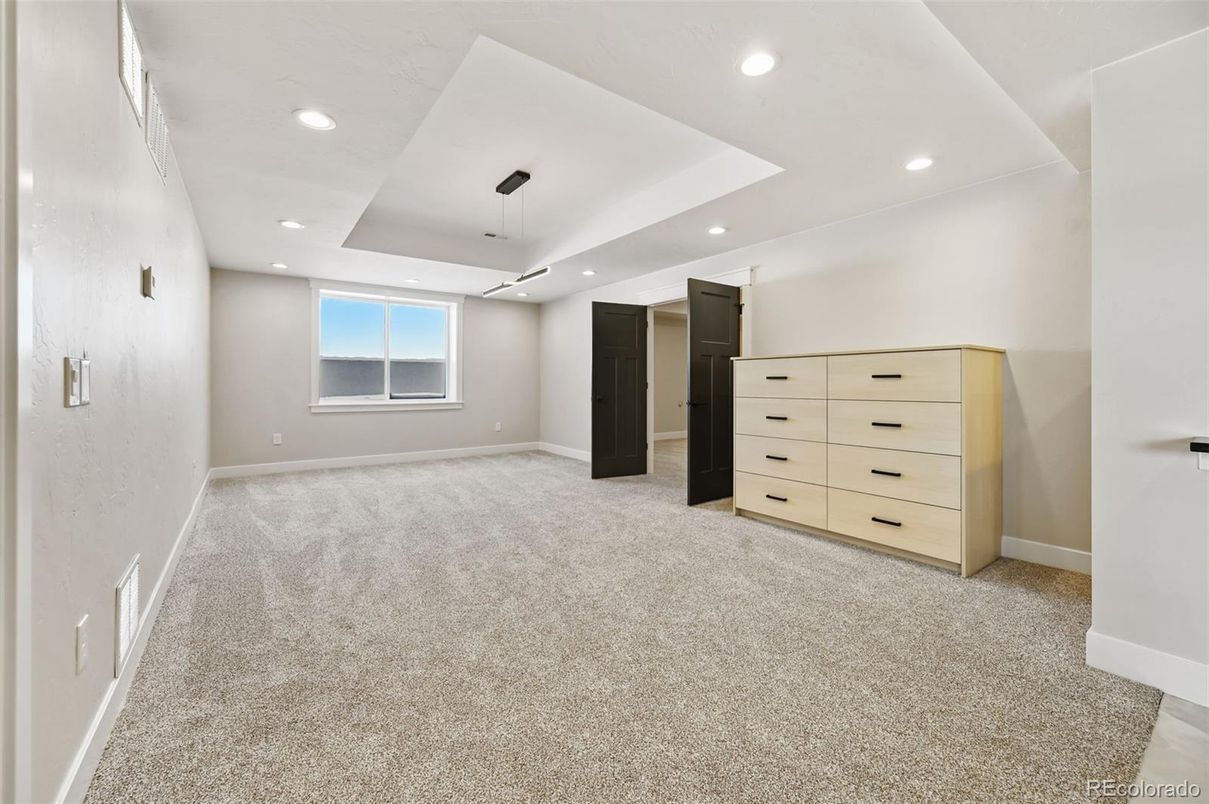 Empty room, Interior, Recessed Lighting