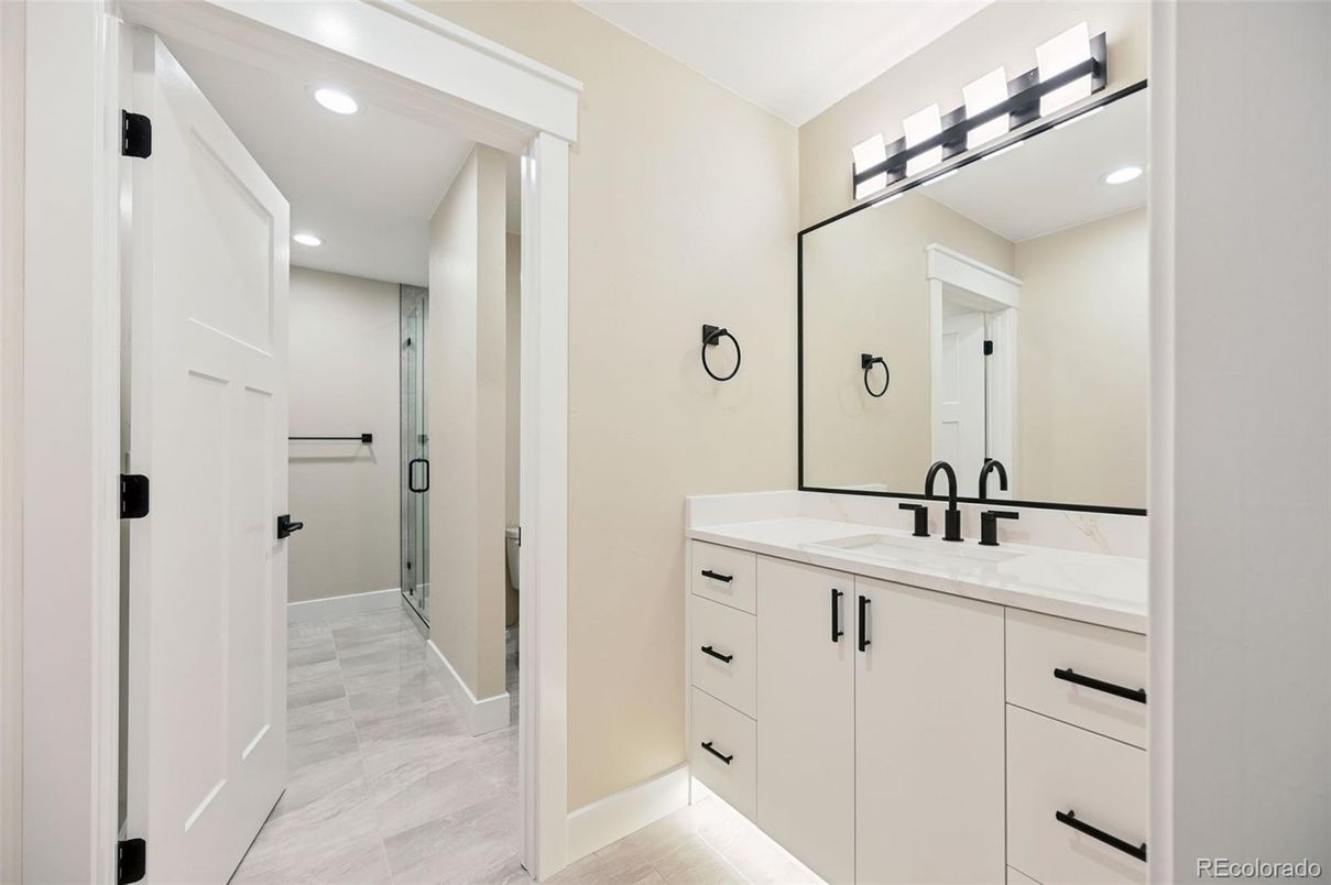 Bathroom, Dual Sink Vanities, Interior, Recessed Lighting