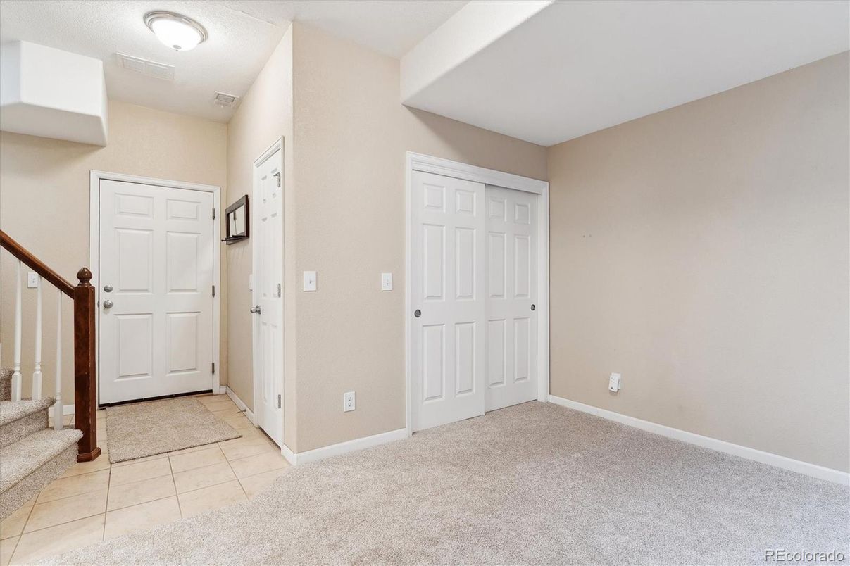 Empty room, Interior