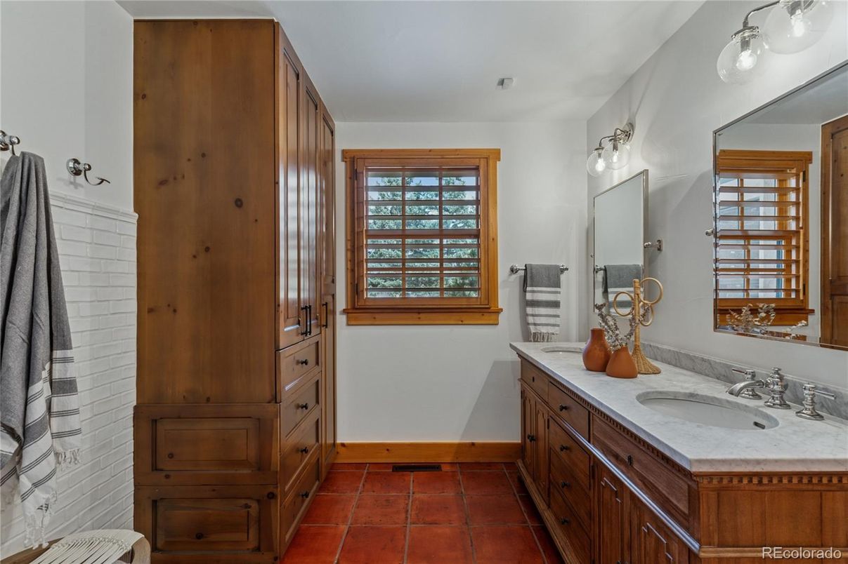 Bathroom, Dual Sink Vanities, Interior
