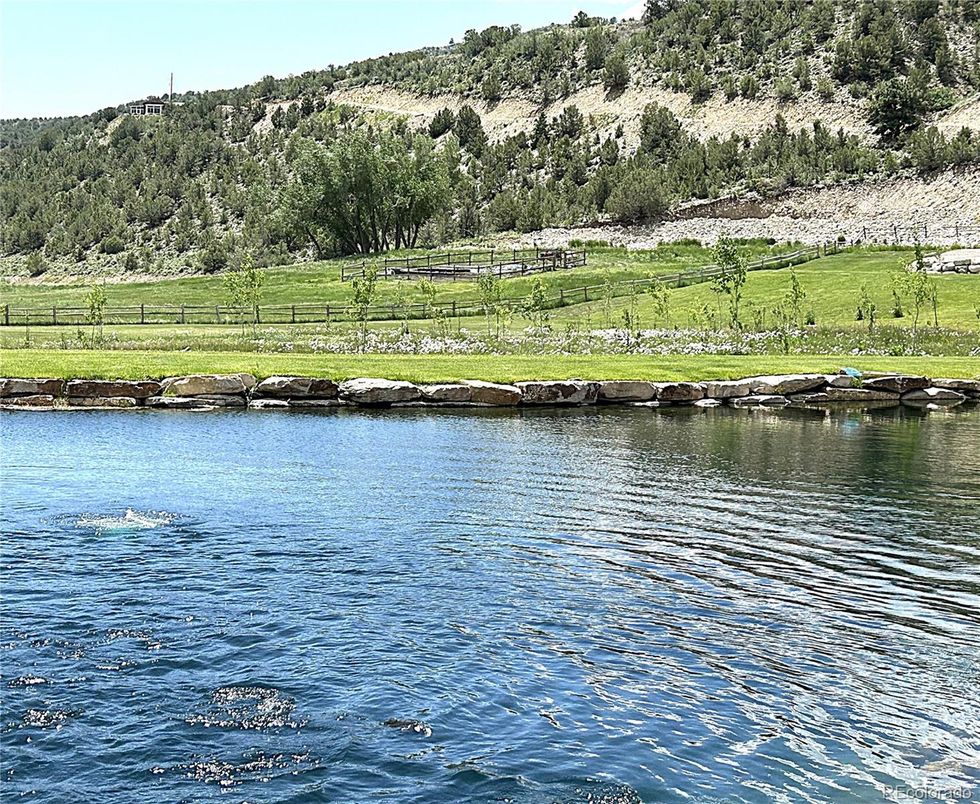 Exterior, Lake