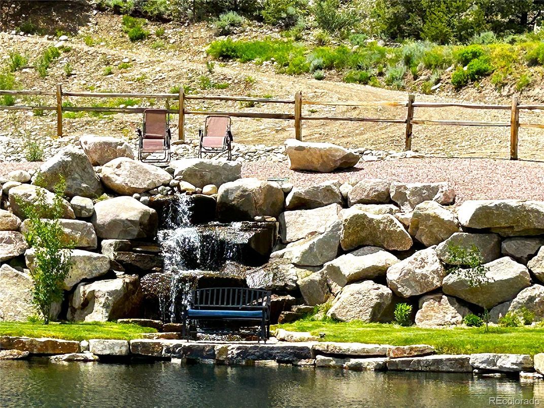 Exterior, Lake
