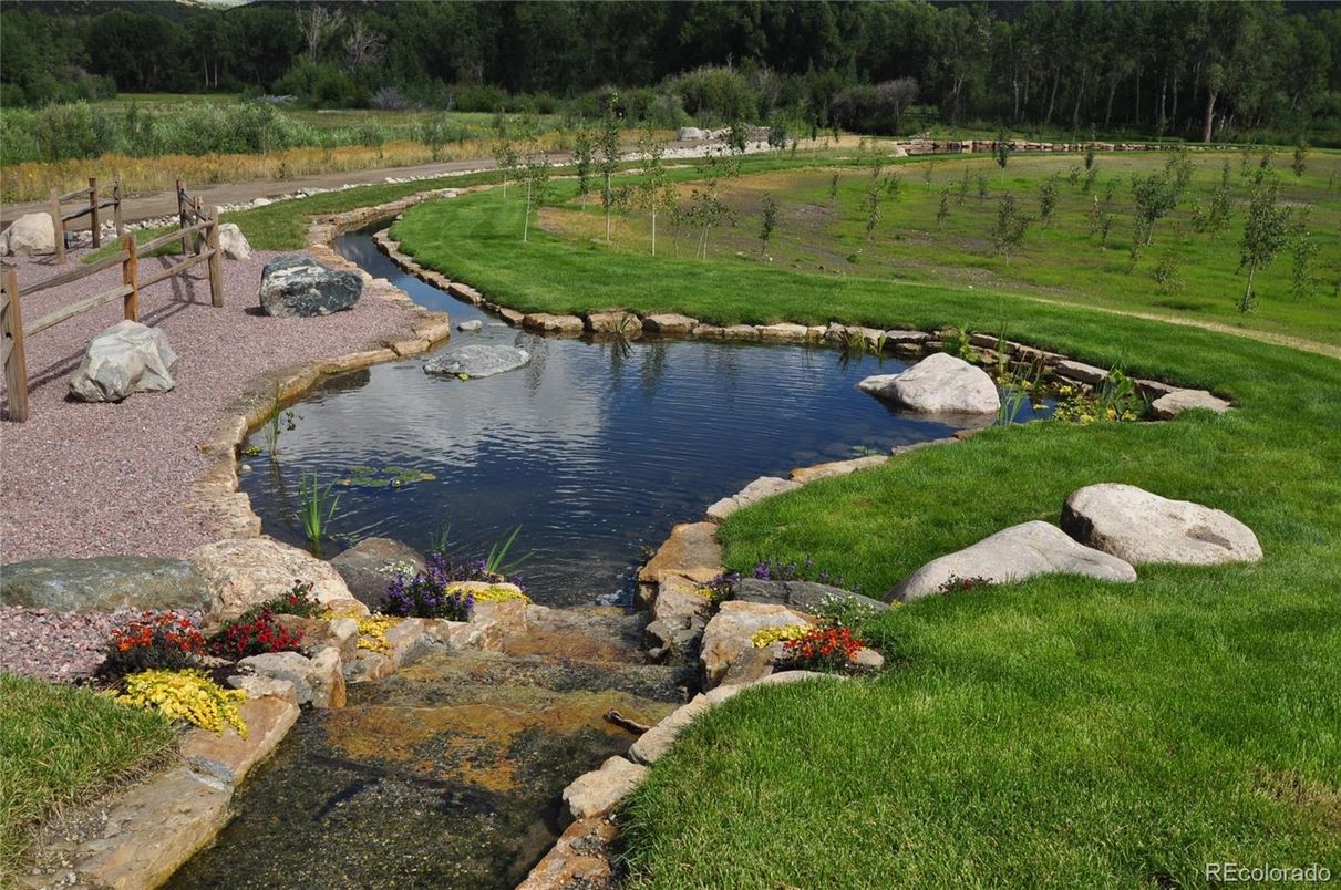 Exterior, Lake