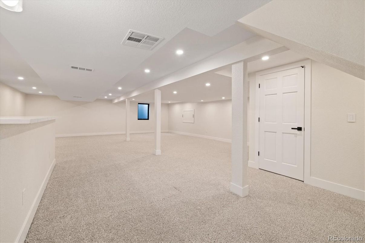 Empty room, Interior, Recessed Lighting