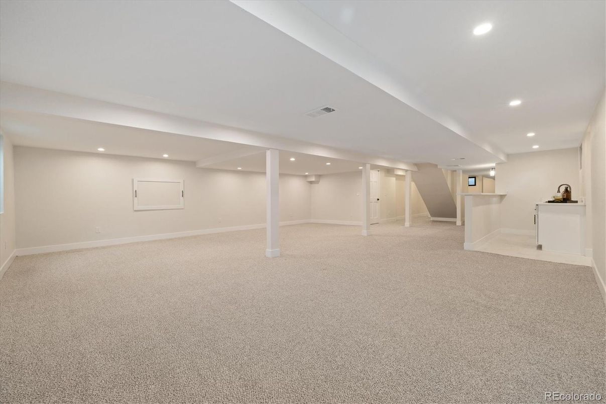 Empty room, Interior, Recessed Lighting
