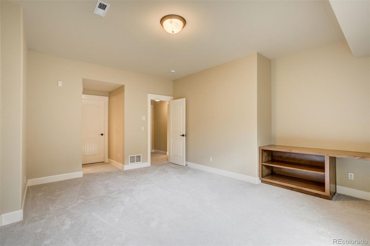 Empty room, Interior