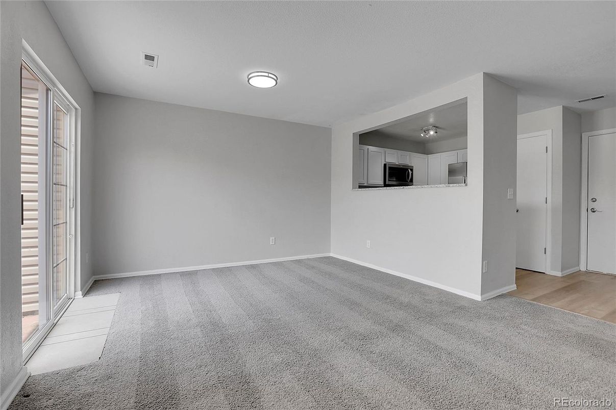 Empty room, Interior