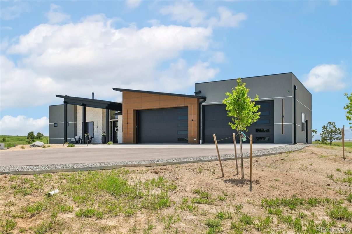 Attached, Backyard, Exterior, Facade, Modern