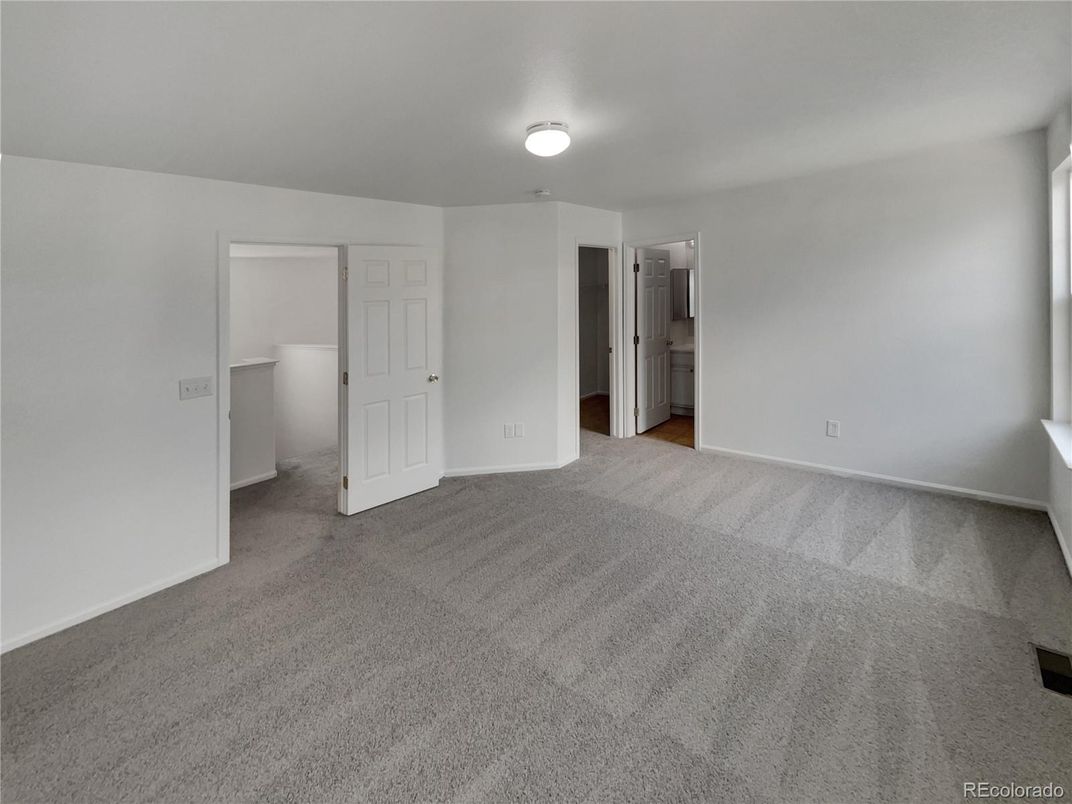 Empty room, Interior