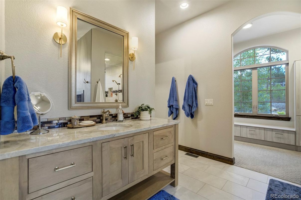 Bathroom, Dual Sink Vanities, Interior, Recessed Lighting