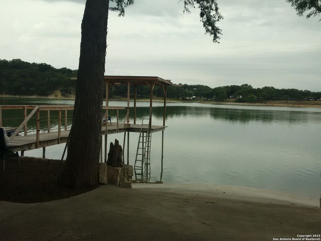 Exterior, Lake