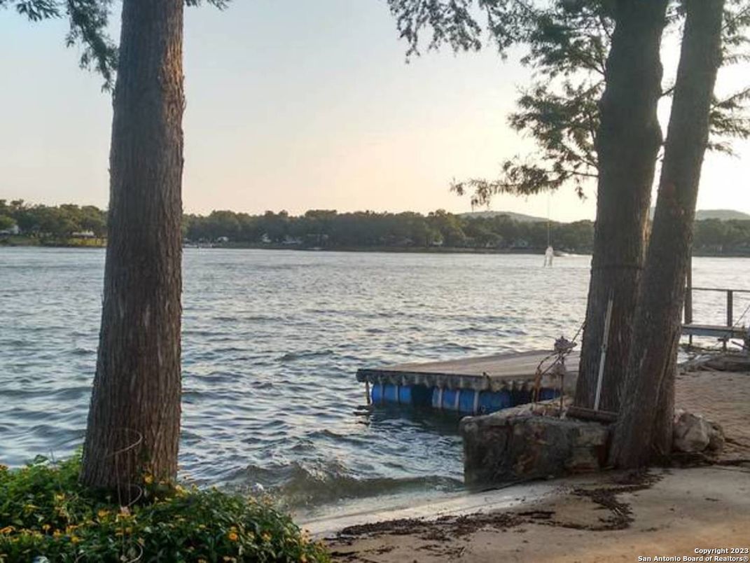Exterior, Lake