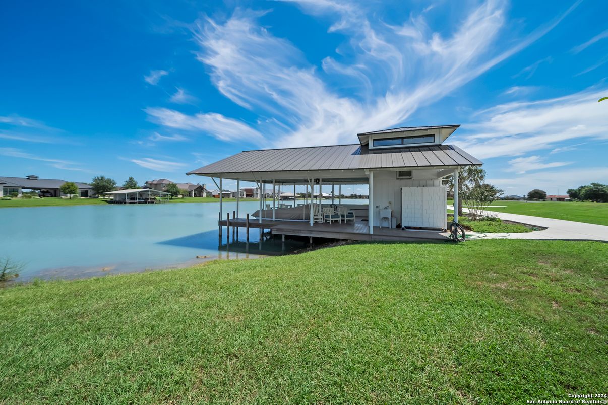 Exterior, Lake