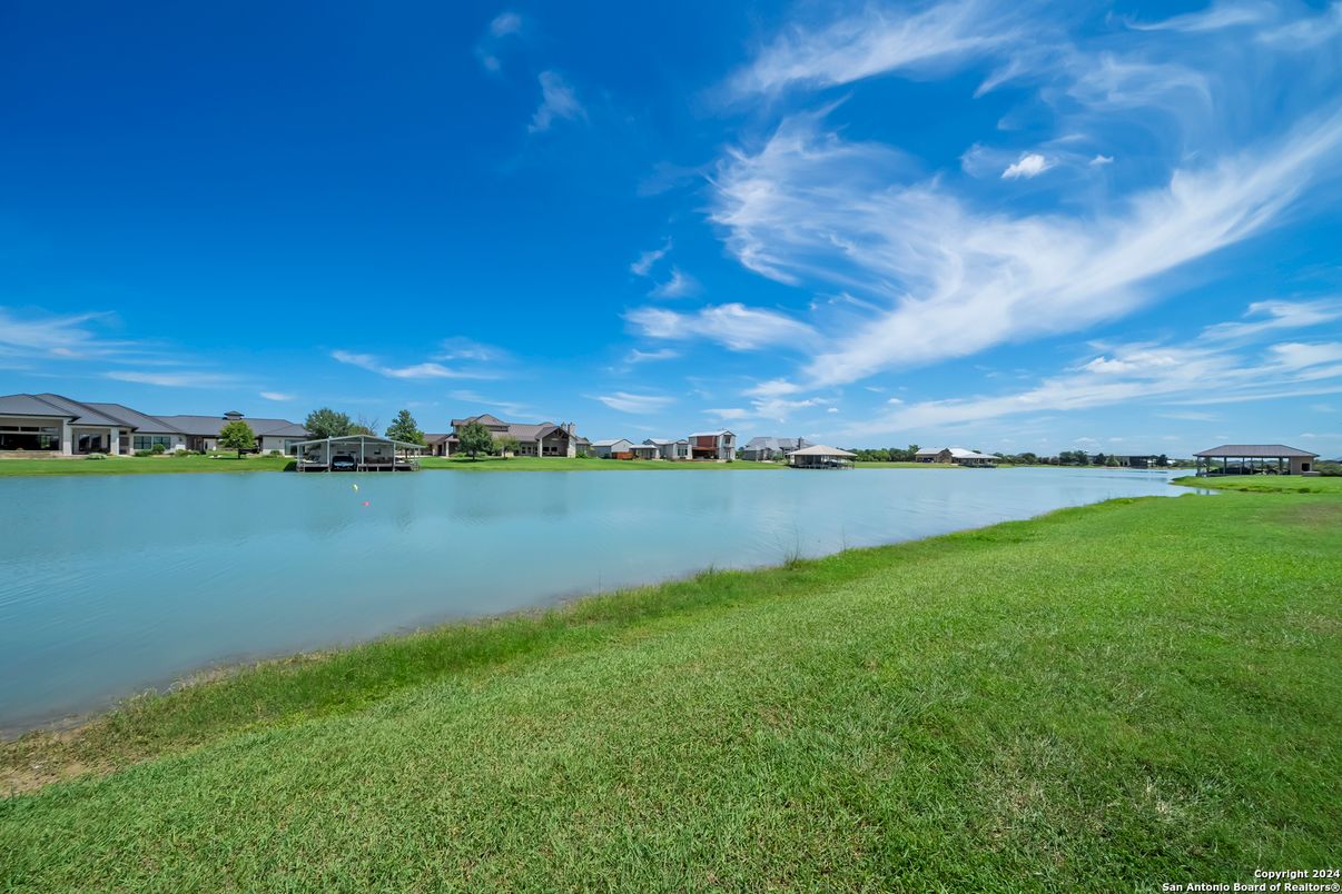 Exterior, Lake
