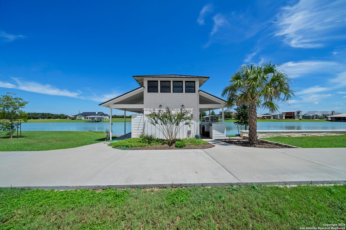 Exterior, Lake