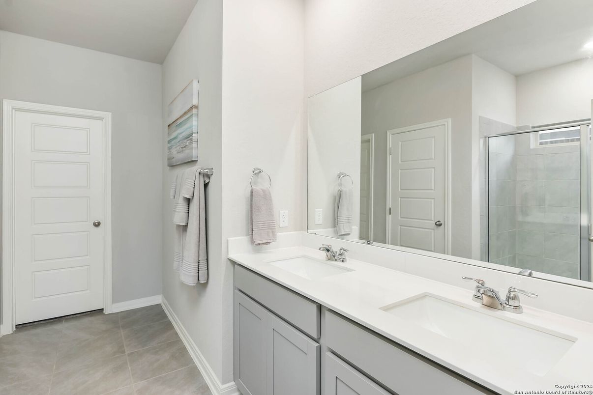 Bathroom, Dual Sink Vanities, Interior, Recessed Lighting