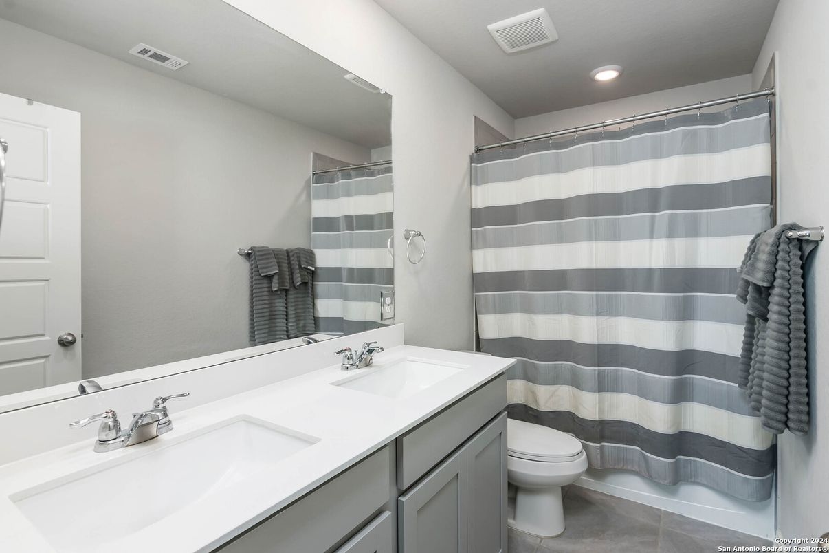 Bathroom, Dual Sink Vanities, Interior, Recessed Lighting