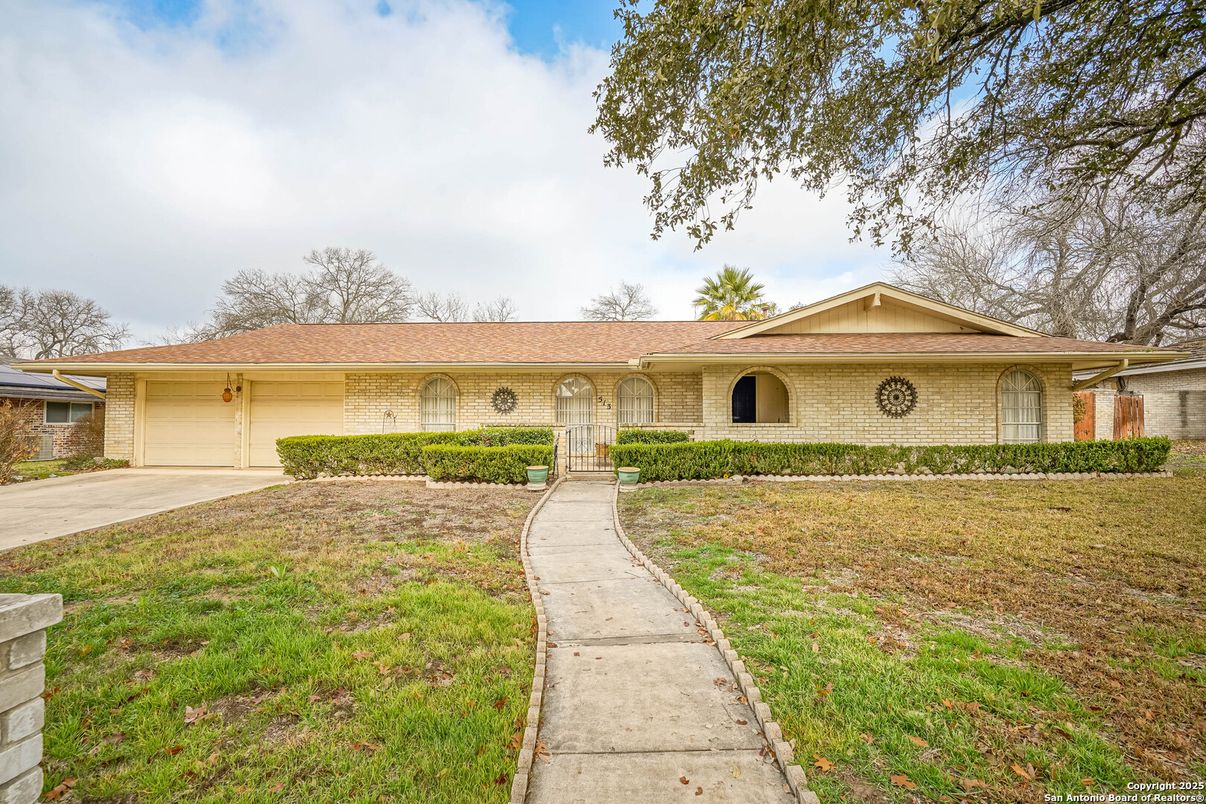 Attached, Exterior, Facade, Brick Facade, Ranch