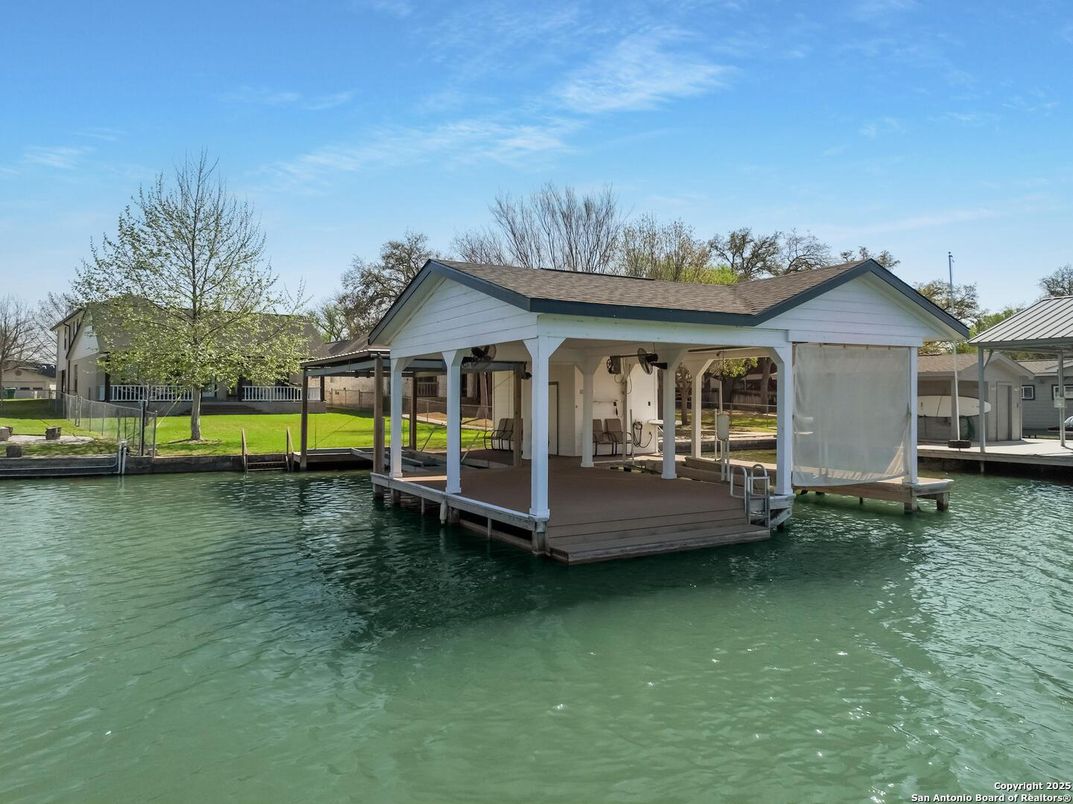Exterior, Lake
