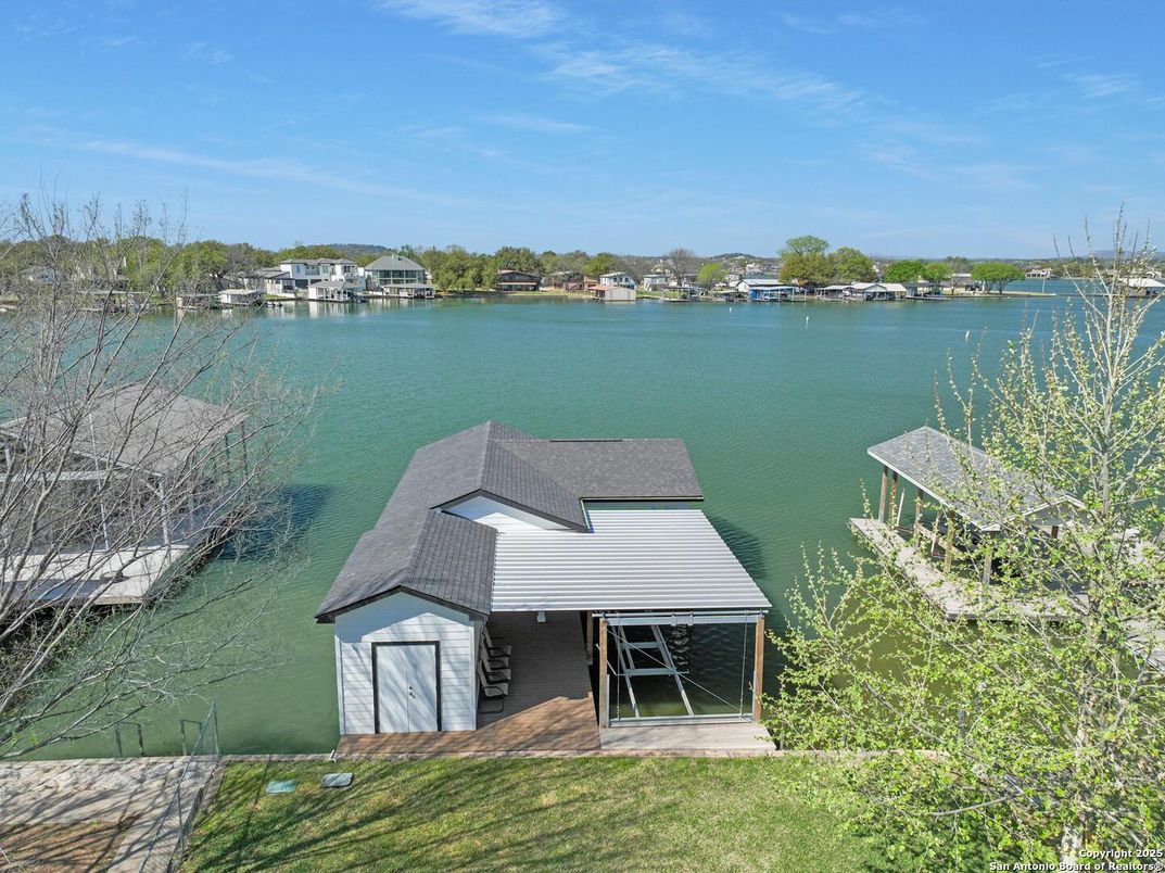 Exterior, Lake