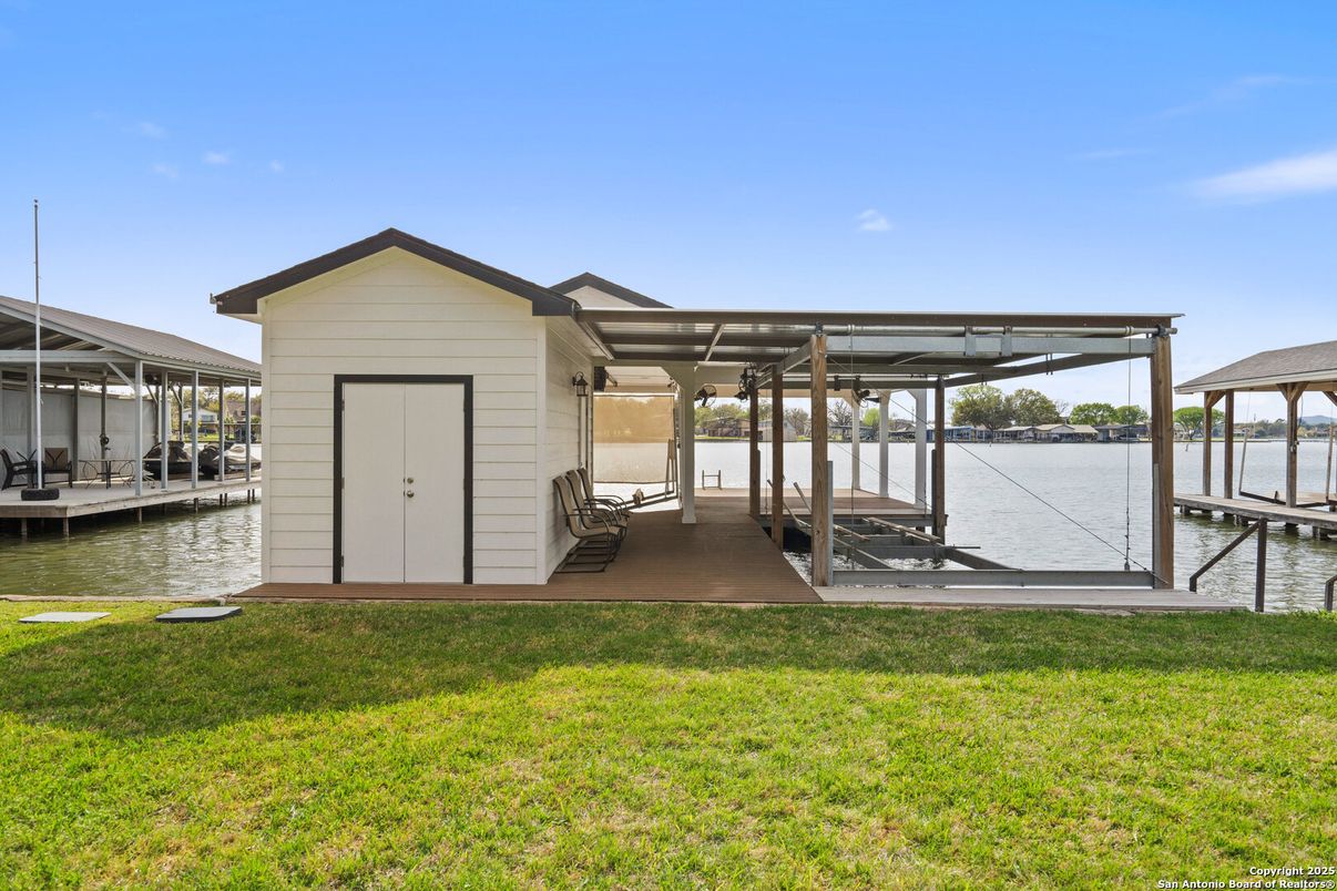 Exterior, Lake