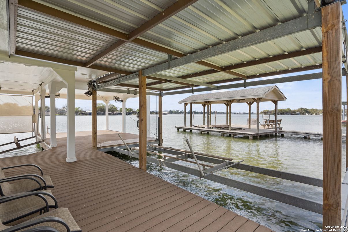 Exterior, Lake