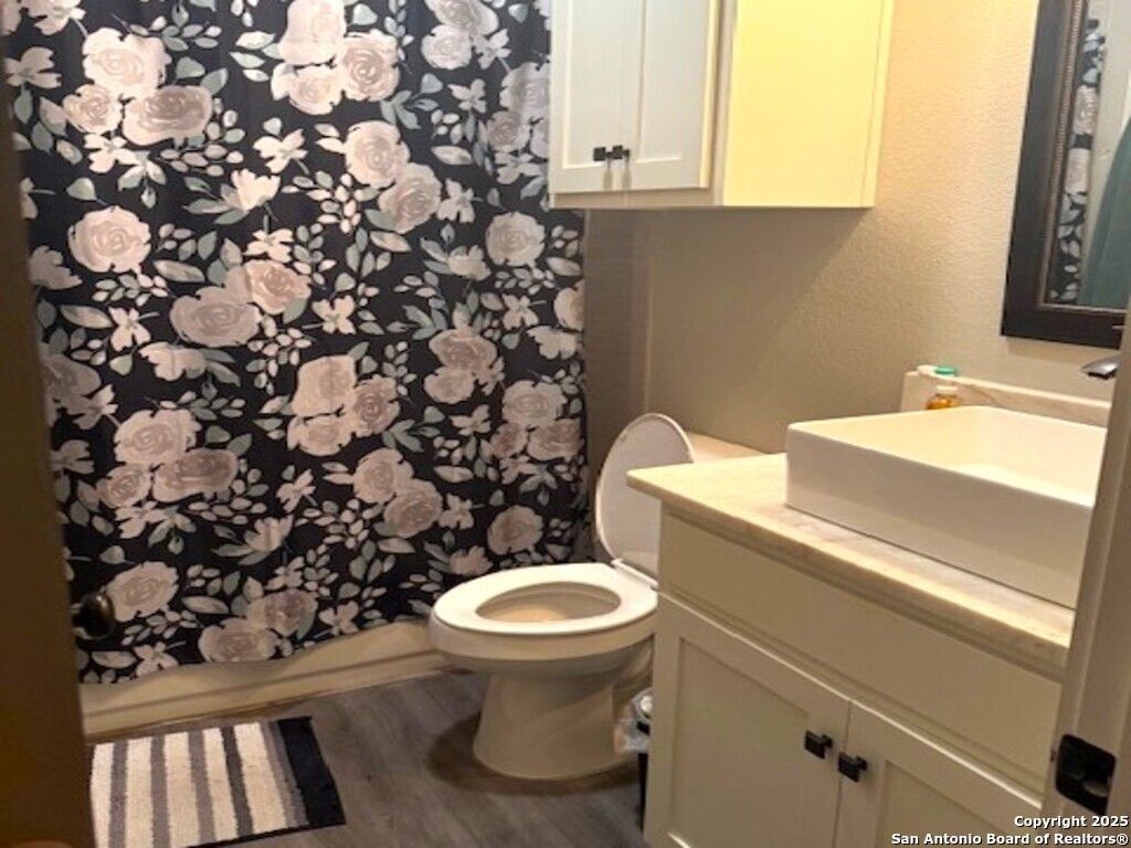 Bathroom, Interior, Pendant Lights, Wood Texture Flooring