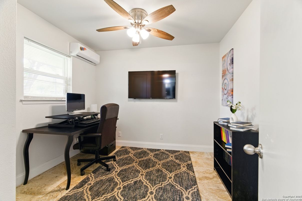 Home Office, Interior