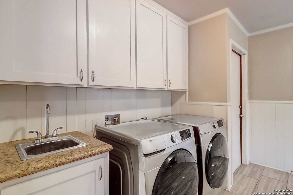 Interior, Washer, Wood Texture Flooring