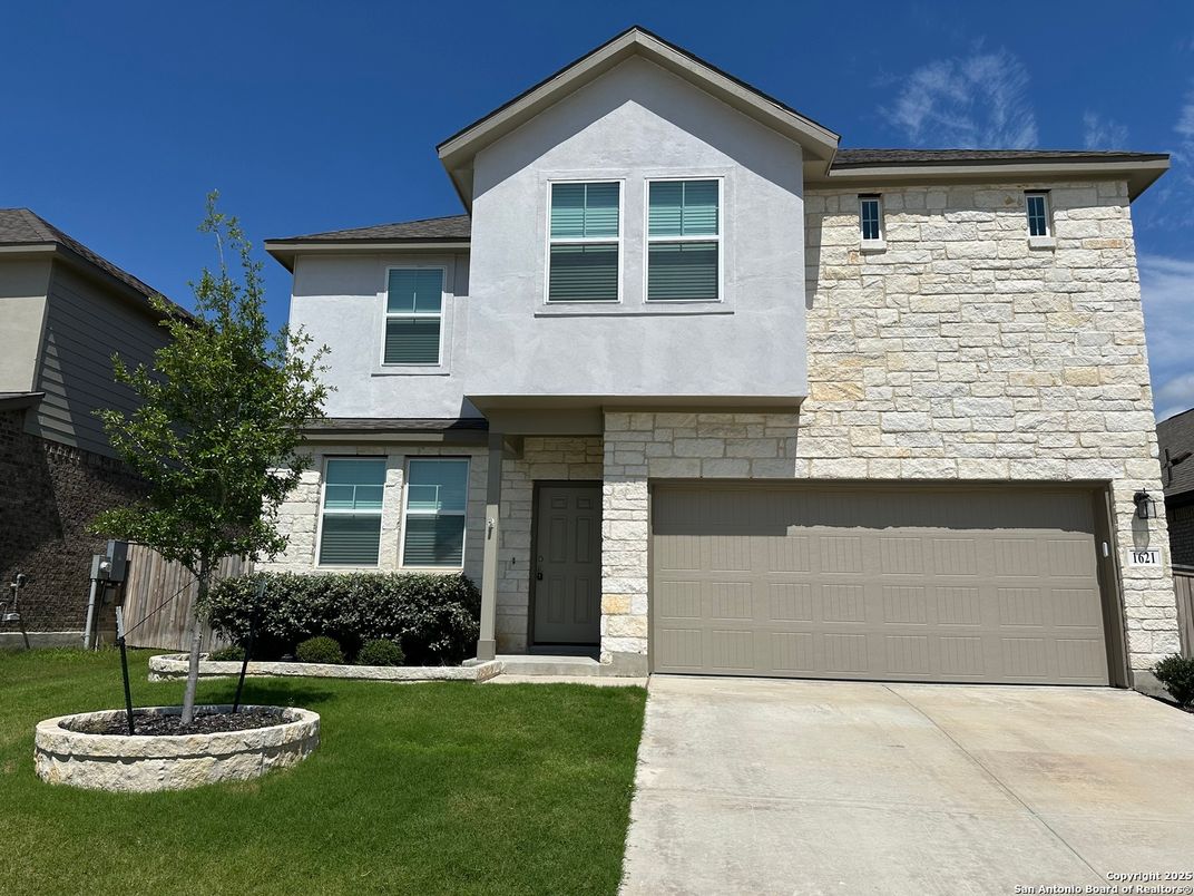Attached, Exterior, Facade, American Craftsman