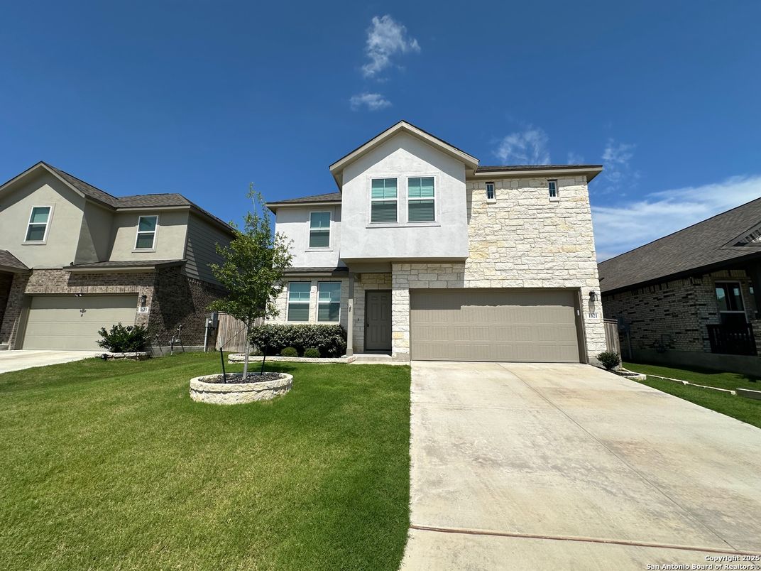 Attached, Exterior, Facade, Mediterranean
